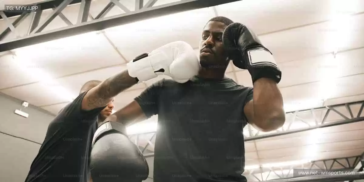 「球星同款、限量周边,做朋友圈最靓的体育潮人!👕点击抢购,手慢无!」